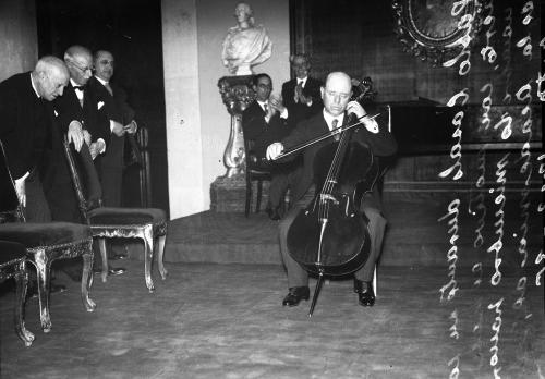 PABLO CASALS, VIOLONCHELISTA,DURANTE Y DESPUÉS DEL CONCIERTO DADO CON MOTIVO DE HABERLE NOMBRADO HONORARIO DE LA ACADEMIA DE BELLAS ARTES