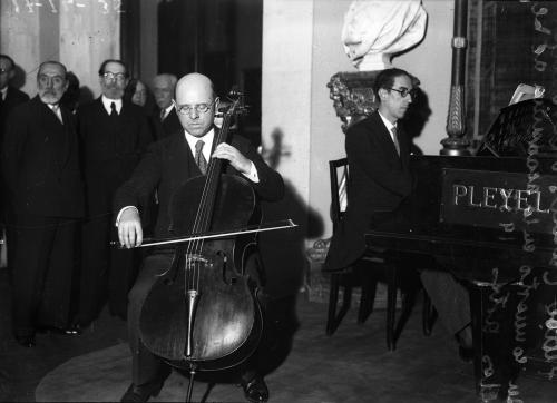 PABLO CASALS, VIOLONCHELISTA,DURANTE Y DESPUÉS DEL CONCIERTO DADO CON MOTIVO DE HABERLE NOMBRADO HONORARIO DE LA ACADEMIA DE BELLAS ARTES