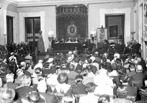 VÍCTORIO MACHO, ESCULTOR. EN SU INGRESO EN LA ACADEMIA DE BELLAS ARTES DE SAN FERNANDO Y LEYENDO SU DISCURSO