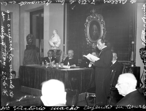 VÍCTORIO MACHO, ESCULTOR. EN SU INGRESO EN LA ACADEMIA DE BELLAS ARTES DE SAN FERNANDO Y LEYENDO SU DISCURSO