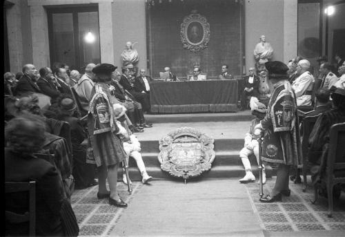 HOMENAJE A GRANADA POR LA REAL ACADEMIA DE BELLAS ARTES. CONDE ROMANONES, PRESIDENTE DE LA ACADEMIA DE BELLAS ARTES CON ANTONIO GALLEGO BURÍN, ALCALDE DE GRANADA