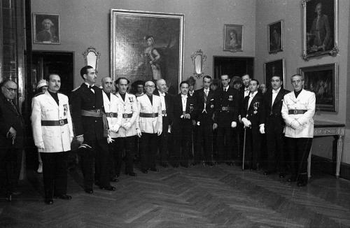 HOMENAJE A GRANADA POR LA REAL ACADEMIA DE BELLAS ARTES. CONDE ROMANONES, PRESIDENTE DE LA ACADEMIA DE BELLAS ARTES CON ANTONIO GALLEGO BURÍN, ALCALDE DE GRANADA