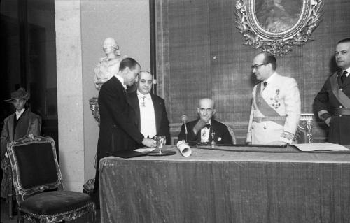 HOMENAJE A GRANADA POR LA REAL ACADEMIA DE BELLAS ARTES. CONDE ROMANONES, PRESIDENTE DE LA ACADEMIA DE BELLAS ARTES CON ANTONIO GALLEGO BURÍN, ALCALDE DE GRANADA