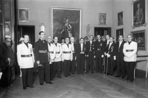 HOMENAJE A GRANADA POR LA REAL ACADEMIA DE BELLAS ARTES. CONDE ROMANONES, DIRECTOR DE LA ACADEMIA DE BELLAS ARTES CON ANTONIO GALLEGO BURÍN, ALCALDE DE GRANADA