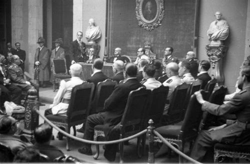 HOMENAJE A GRANADA POR LA REAL ACADEMIA DE BELLAS ARTES. CONDE ROMANONES, DIRECTOR DE LA ACADEMIA DE BELLAS ARTES CON ANTONIO GALLEGO BURÍN, ALCALDE DE GRANADA