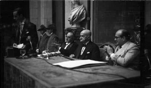 HOMENAJE A GRANADA POR LA REAL ACADEMIA DE BELLAS ARTES. CONDE ROMANONES, DIRECTOR DE LA ACADEMIA DE BELLAS ARTES CON ANTONIO GALLEGO BURÍN, ALCALDE DE GRANADA