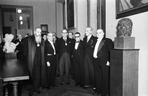 ENRIQUE LAFUENTE FERRARI, DURANTE EL DISCURSO DE INGRESO EN LA ACADEMIA DE BELLAS ARTES Y CON PERSONALIDADES