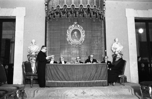 ENRIQUE LAFUENTE FERRARI, DURANTE EL DISCURSO DE INGRESO EN LA ACADEMIA DE BELLAS ARTES Y CON PERSONALIDADES