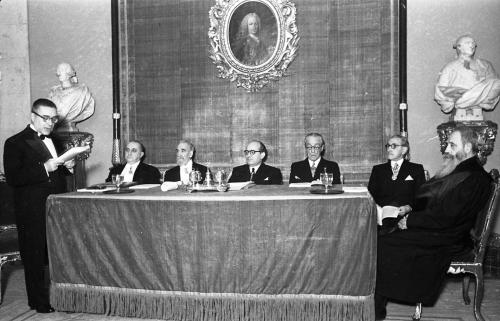 ENRIQUE LAFUENTE FERRARI, DURANTE EL DISCURSO DE INGRESO EN LA ACADEMIA DE BELLAS ARTES Y CON PERSONALIDADES