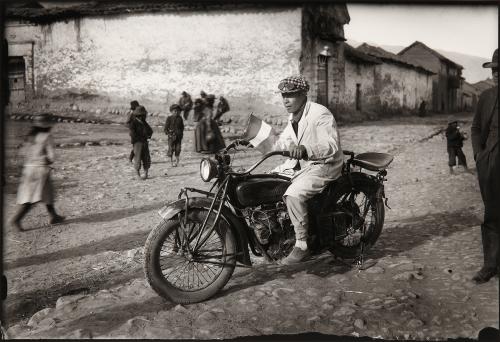 Primera motocicleta en el Cusco de Mario Pérez Yánez. (Cuzco, Perú)