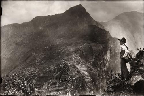 Autorretrato de Martín Chambi en Wayna-Picchu. (Machu Picchu, Perú)