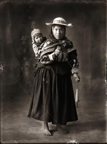Mujer india de Q’eromarca con niño. (Cuzco, Perú)