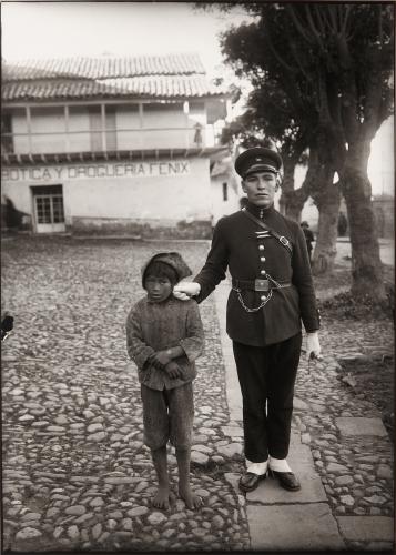 Chicucha y policía. (Cuzco, Perú)