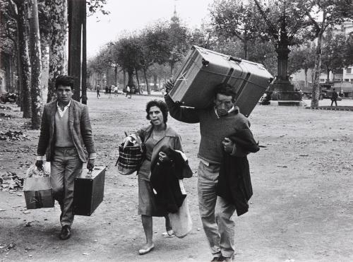 Emigrantes viniendo de la estación de Francia. (Barcelona)