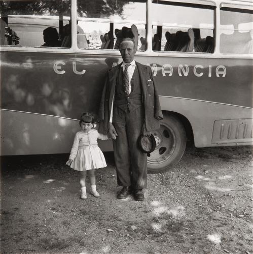 S. Andrés de Presqueiras delante del autobús de línea.