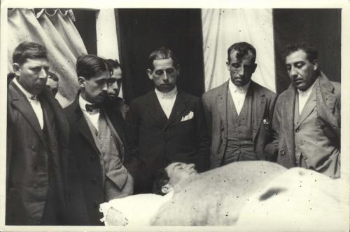 El cadáver de Joselito velado por su cuadrilla en Talavera.