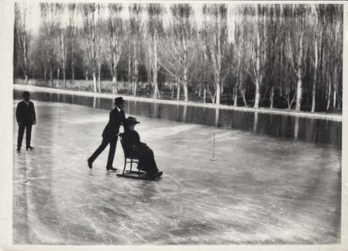 Los reyes Alfonso XIII y Victoria Eugenia patinando en la Casa de Campo. (Madrid)
