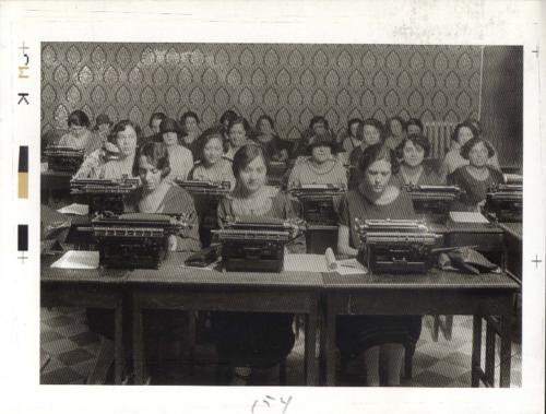 Mujeres escribiendo a máquina.