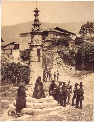 Grupo de hombres y mujeres en Jarandilla de la Vera (Cáceres)