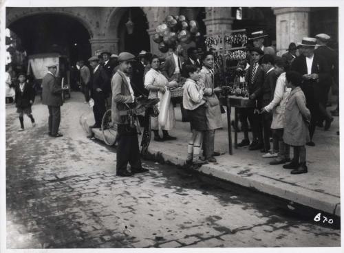 Vendedores ambulantes en los soportales de la Plaza Mayor de Salamanca