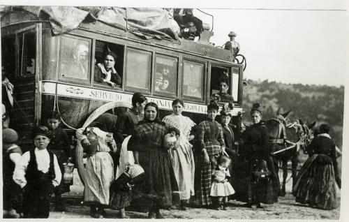 Aguadoras ante la diligencia que hacía el recorrido entre la Granja de San Ildefonso y Segovia