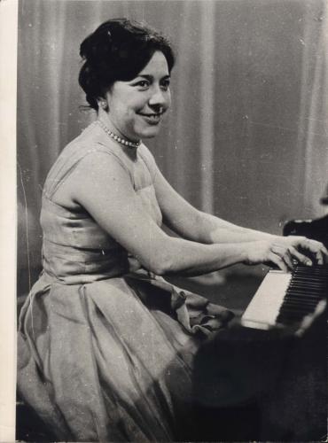 Retrato de Alicia de Larrocha al piano