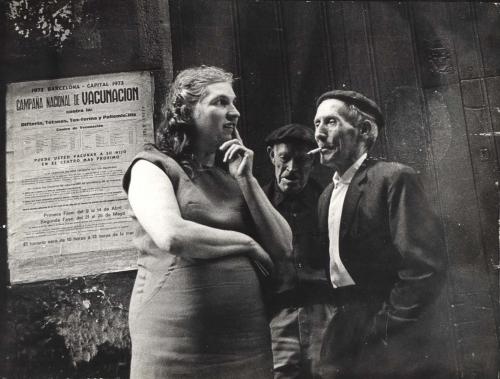 Dos ancianos con boina y una mujer, cartel de “Campaña nacional de Vacunación 1973”