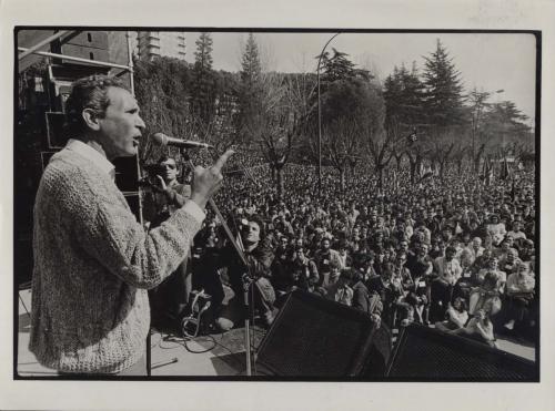 Antonio Gala en el parque del Oeste (Madrid) dando un mitin en contra de la permanencia de España en la OTAN