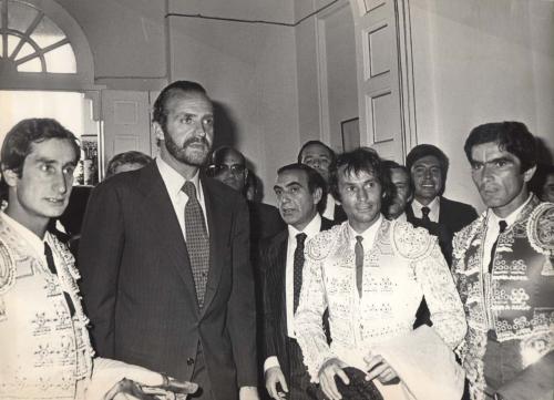 El Rey Juan Carlos I con los diestros Julio Robles, Sebastián Palomo Linares y José Luis Galloso en la corrida de la beneficencia en Madrid