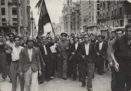 Civiles y militares celebrando la toma del Cuartel de la Montaña en la calles de Madrid