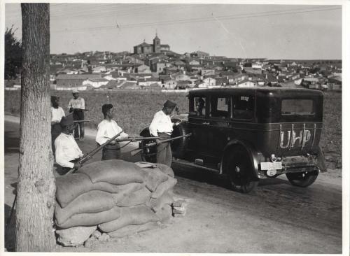 Milicianos revisando un vehículo requisado por la Unión de Hermanos Proletarios (UHP) durante un control de carretera en Quismondo (Toledo)