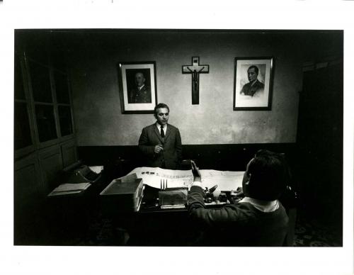 Despacho oficial, con los retratos de Franco y Primo de Rivera y el crucifijo sobre la pared