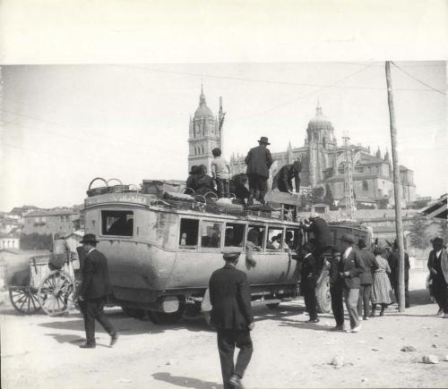 Forasteros bajando del autobús en  la estación sanitaria de Salamanca  para ser registrados en el fielato.