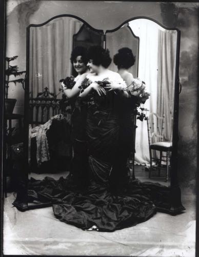 Mujer posando delante de un doble espejo