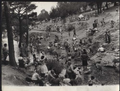 Bañistas en el río Manzanares de Madrid