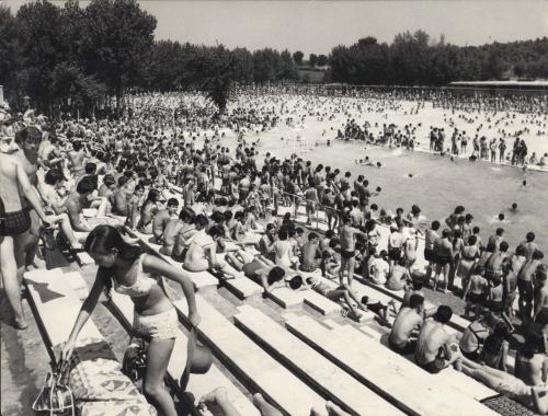 Bañistas en el Parque Sindical de Madrid