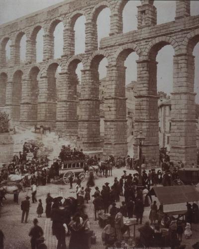 Plaza del Azoguejo. Salida de la diligencia bajo el acueducto romano de Segovia.