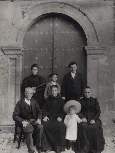 Retrato de familia con el joven novicio en el Monasterio de Silos