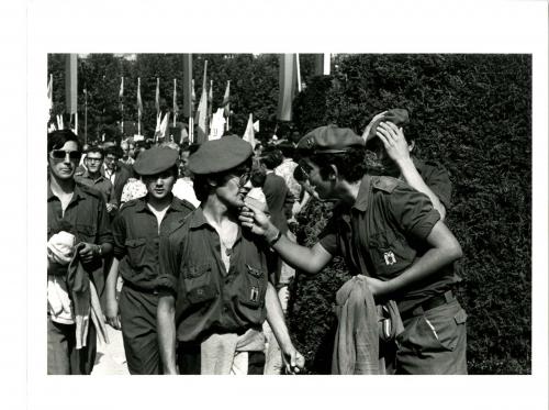 Jóvenes de la falange española en una concentración en la Plaza de Oriente