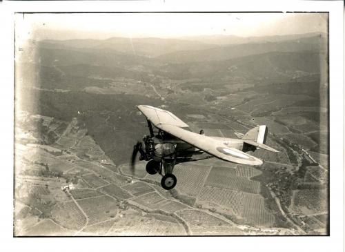 Aeroplano sobrevolando una tierra de cultivos