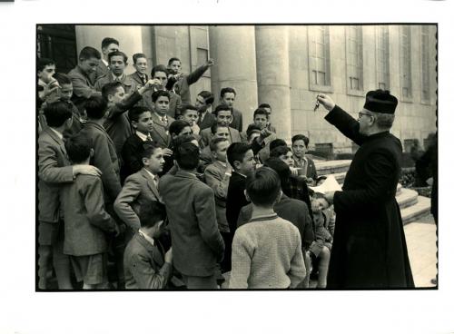 Alumnos y cura en un colegio religioso