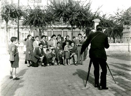 Grupo de inmigrantes retratándose antes de partir hacia América (puerto de La Coruña)