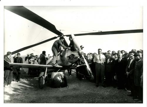 Juan de la Cierva presentando su autogiro en la base aérea de La Torrecica, Albacete