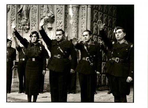 Pilar Primo de Rivera, en la boda de su hermana Dolores con Agustín Aznar, en la iglesia de San Esteban de Salamanca