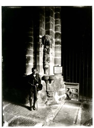 Mendigo pidiendo a la puerta de la basílica de San Vicente de Ávila