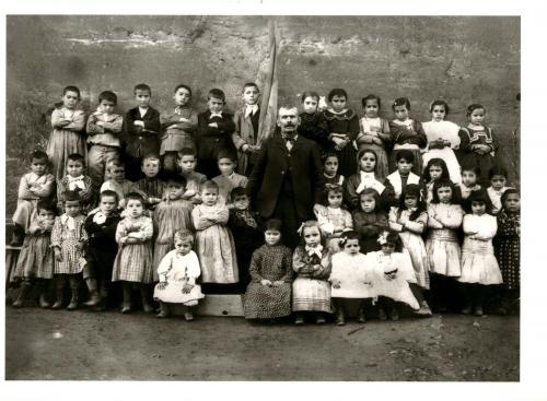 Retrato grupal de alumnos en la escuela pública