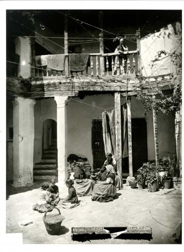 Mujeres con niños en un patio de la calle de las Bulas (Toledo)