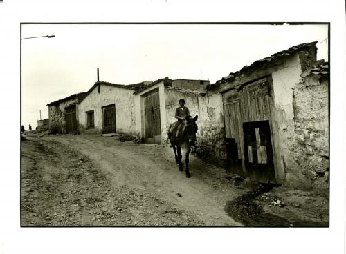 Niño en burro en un pueblo de la provincia de Cuenca