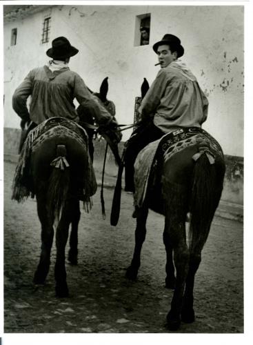 Dos hombres montados en sus cabalgaduras