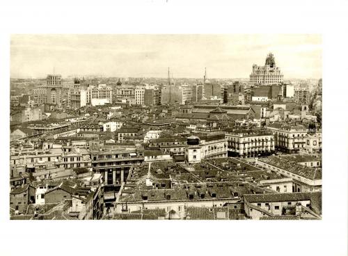 Vista de Madrid, con el edificio de la Teléfonica en construcción.